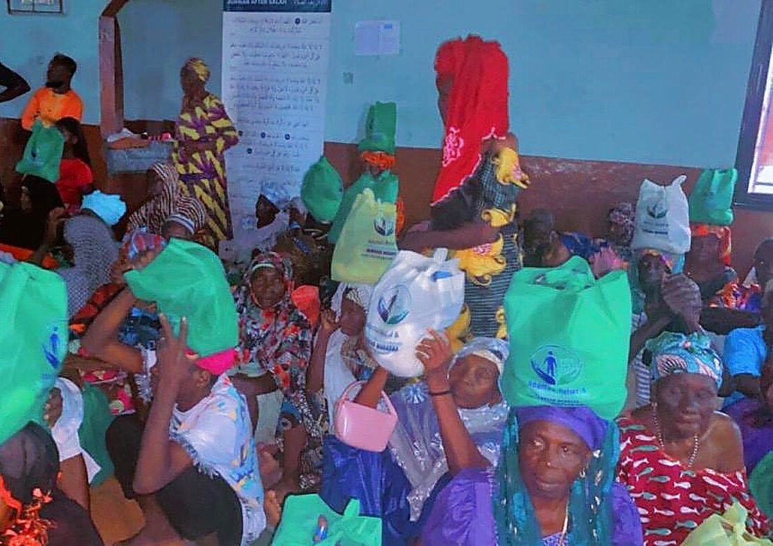 Women holding green foundation bags at the Ramadan distribution